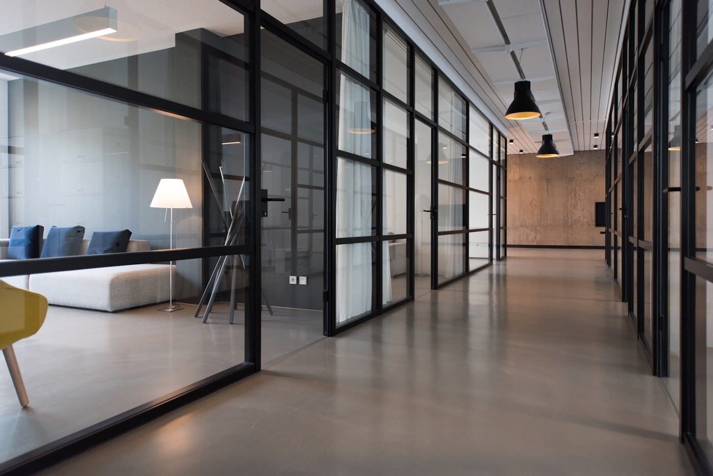 Helles, professionell gereinigtes Büro